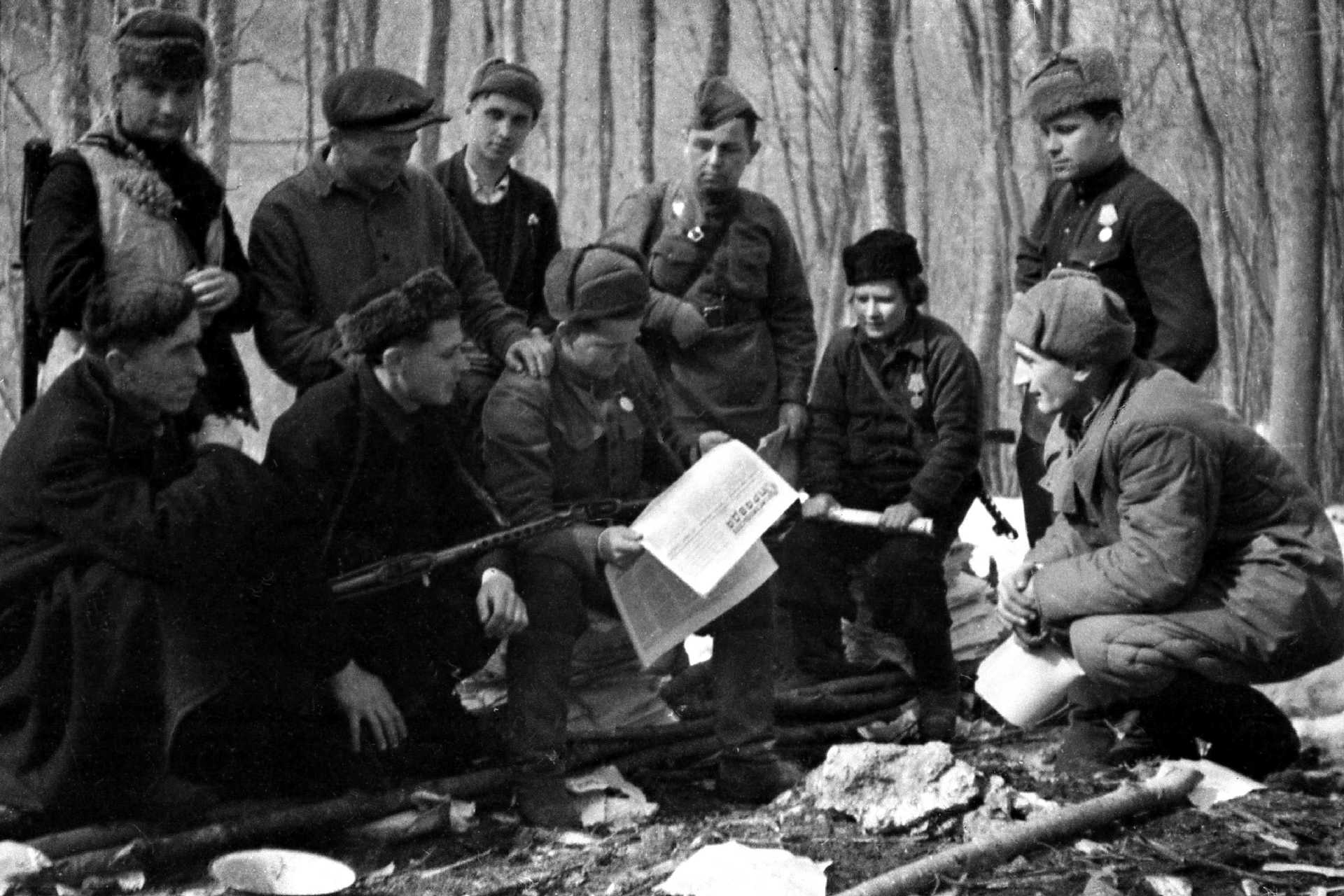 Экспонат #3. Партизаны читают газету «Правда». 1943 год